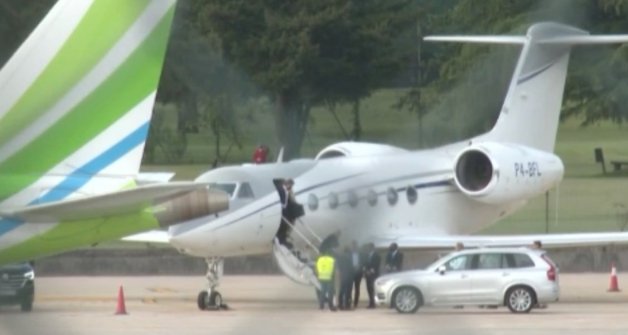 Avión en el que ha llegado Juan Carlos I (Telecinco).