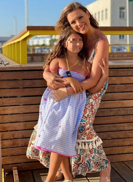 María Jesús con su hija Alba, en una foto de sus redes sociales en la que, originalmente, la modelo muestra el rostro de la niña.