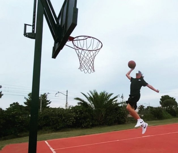 Con esta imagen de Jan jugando al baloncesto, felicitaba Antonio Orozco el 15º cumpleaños a su hijo.