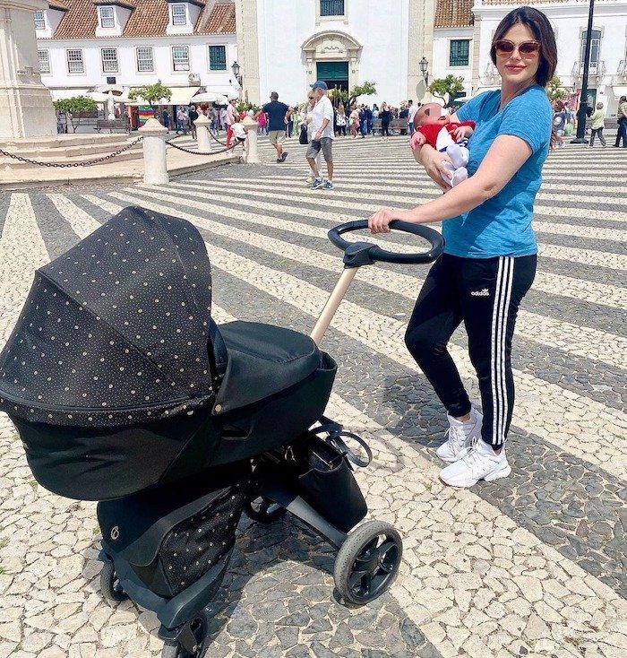 Marisa Jara se ha ido al Algarve, donde ha dado grandes paseos con su bebé.