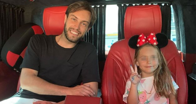 Padre e hija disfrutan juntos en el parque.