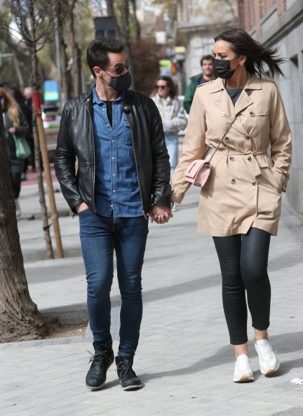 Separados ya ambos de sus respectivas parejas, Christian y Patricia pasean su amor por las calles de Madrid, agarrados de la mano. 