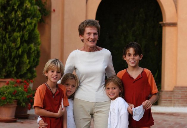 Miguel Alejandro, Rodrigo, Victoria y Cristina Iglesias, de pequeños, junto a su abuela materna.