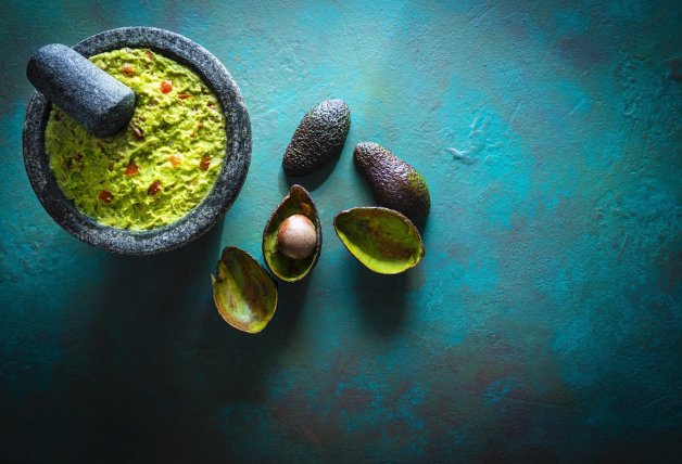 El guacamole tradicional se elabora en un mortero de piedra.