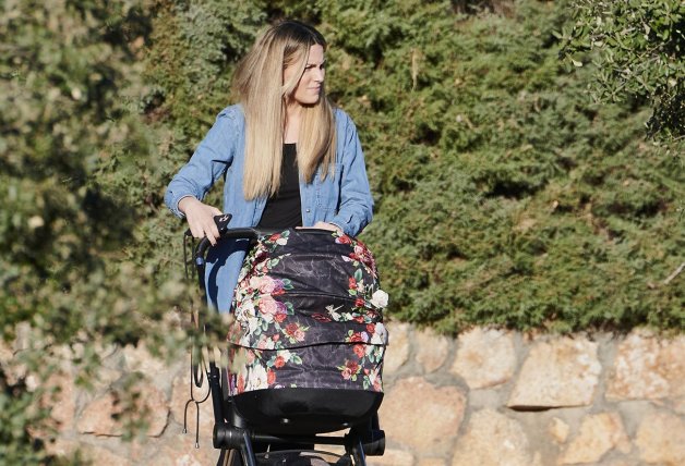 Edurne pasea con Yanay subida a su nuevo carrito