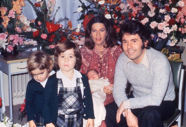 Una estampa muy familiar del cantante con su mujer y su tres hijos, Jacobo, Alejandra y Manuel.