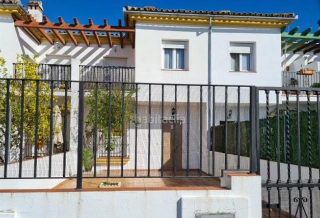 La puerta principal y la fachada de la casa de Carmen Bazán.