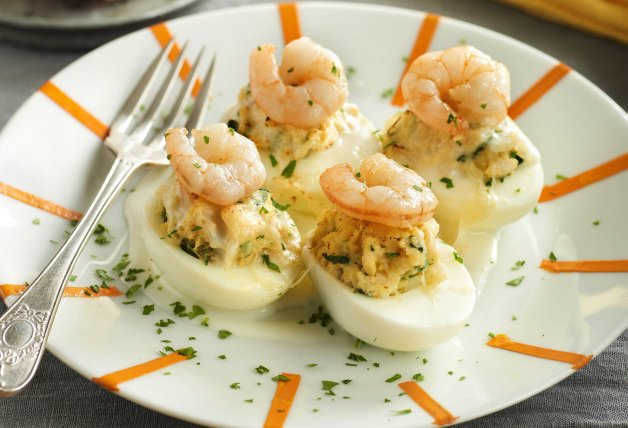 Receta de huevos rellenos de pescado, gambas y espinacas