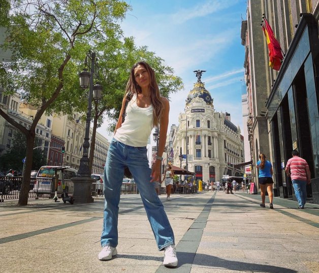 Yuyee posando en la esquina más famosa de calle Alcalá (Madrid).