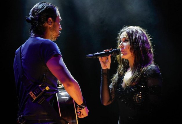 Malú y su hermano José, en concierto.