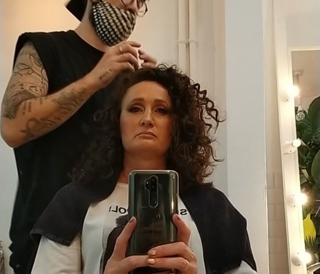Dulce, en un selfie durante su visita a la peluquería. 