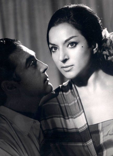 Lola Flores junto a Antonio González, "el Pescaílla", el hombre que le cambiaría la vida para siempre. 