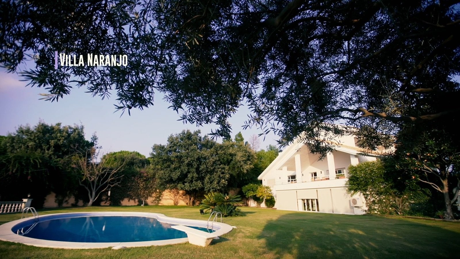 La enorme casa está rodeada de jardines y tiene una espectacular piscina.