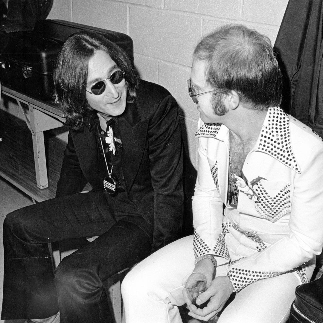 Elton junto a John Lennon. 