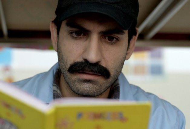 Demir lee el diario de Öykü.