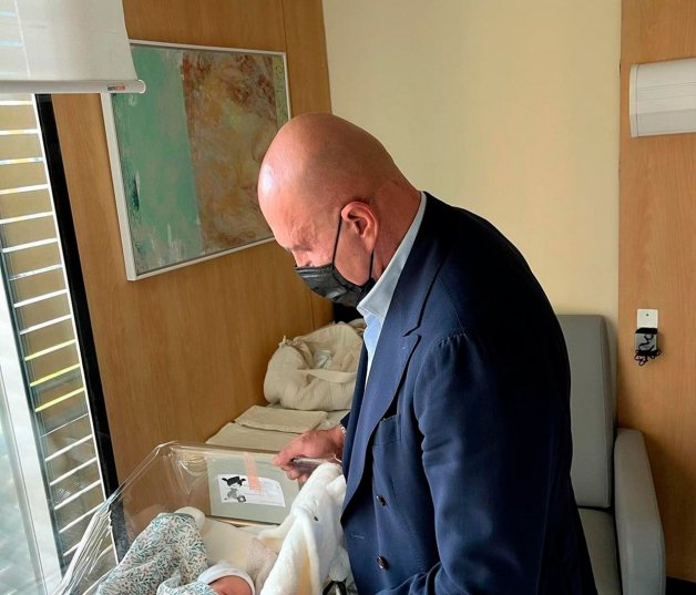 Kiko Matamoros acudió al hospital a conocer a su nieto Benji.