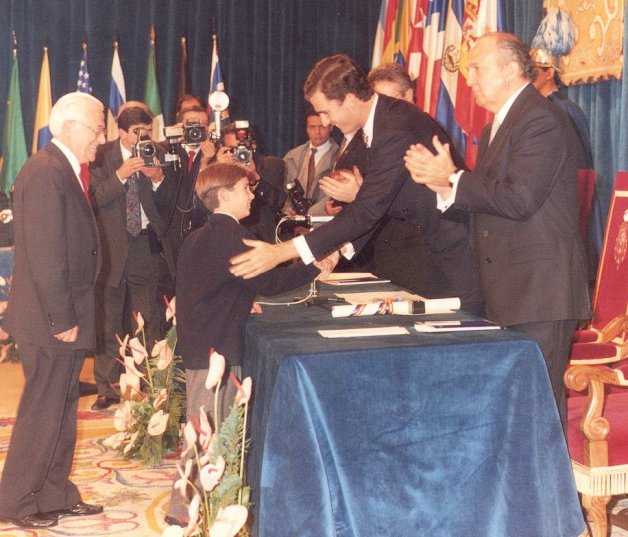 Con un niño de Mensajeros de la paz recogiendo el Príncipe de Asturias. 