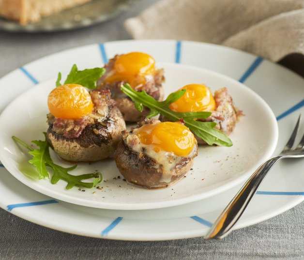 Champiñones rellenos con huevos de codorniz