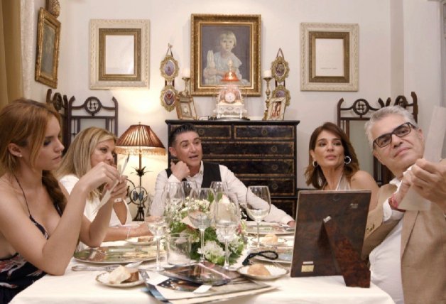 Agustín, junto a sus compañeros de 'Ven a cenar conmigo', en la casa de Ángel Garó, en Málaga.