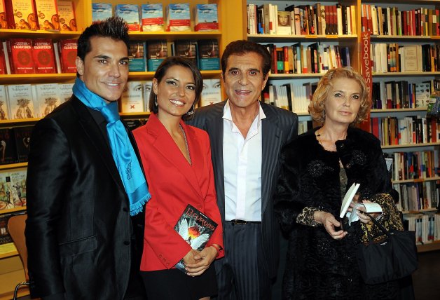 Con sus hijos, Andrés Bruguera y Mari Cielo Pajares, y su exmujer Chonchi, con la que entabló una terrible guerra mediática.