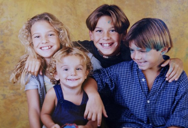 De niño, con tres de sus cuatro hermanos: Sheila, Christian y Óscar.