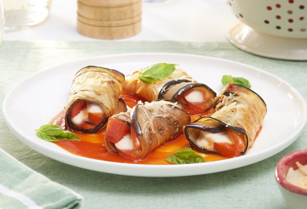 Rollitos de berenjena con mozzarella y tomate