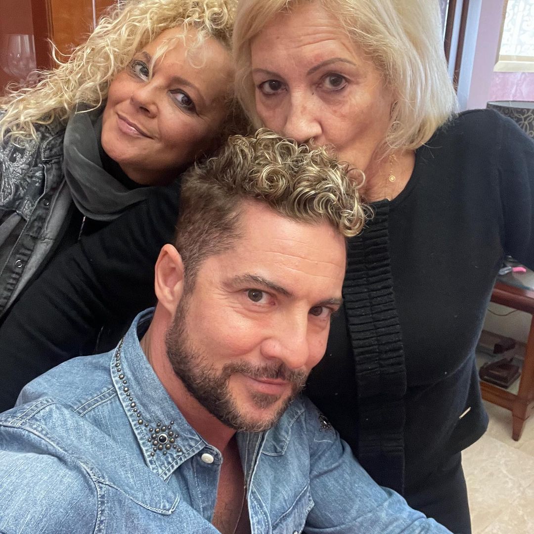 David Bisbal junto a su madre y su hermana, a las que está muy unido. 