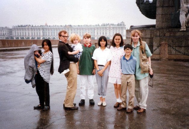 Mia Farrow con Woody Allen y siete de sus 14 hijos.
