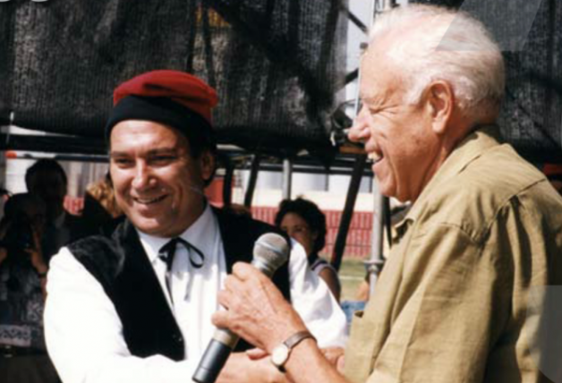 Justo Molinero junto a Josep Espar en un momento de la mega-ballada de sardanes.