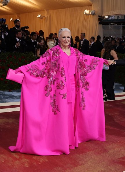 Glenn Close no defraudó con un elegante y atrevido diseño de Valentino.