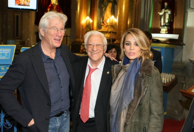 Alejandra Silva y Richard Gere junto al Padre Ángel, de Mensajeros de la Paz.