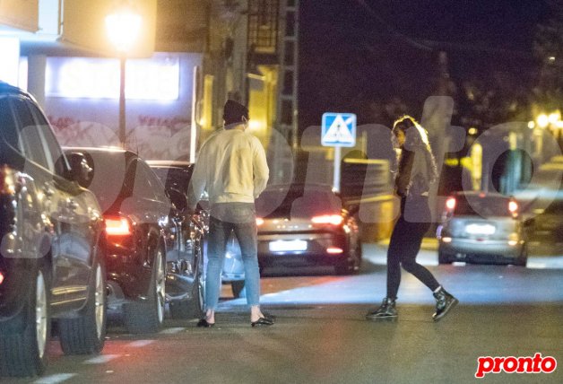 La joven, antes de subirse al coche de Mario, con el que ambos fueron a casa del actor.