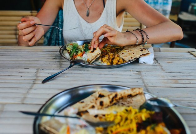 Llena tu plato con varios alimentos que acompañen a tus legumbres