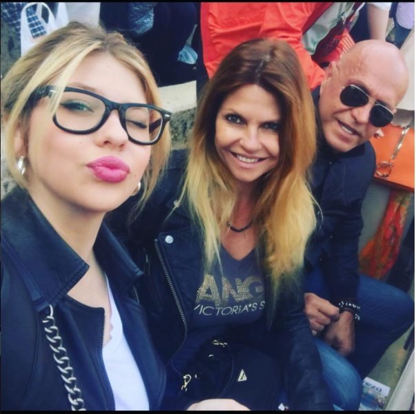 Anita Matamoros con sus padres.