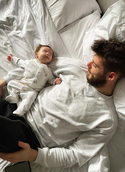 De Gea mirando con mucho amor a su hija, Yanay.