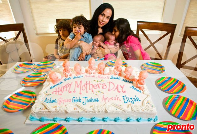 Natalie celebrando el Día de la Madre junto a algunos de sus 14 hijos en una imagen retrospectiva. 