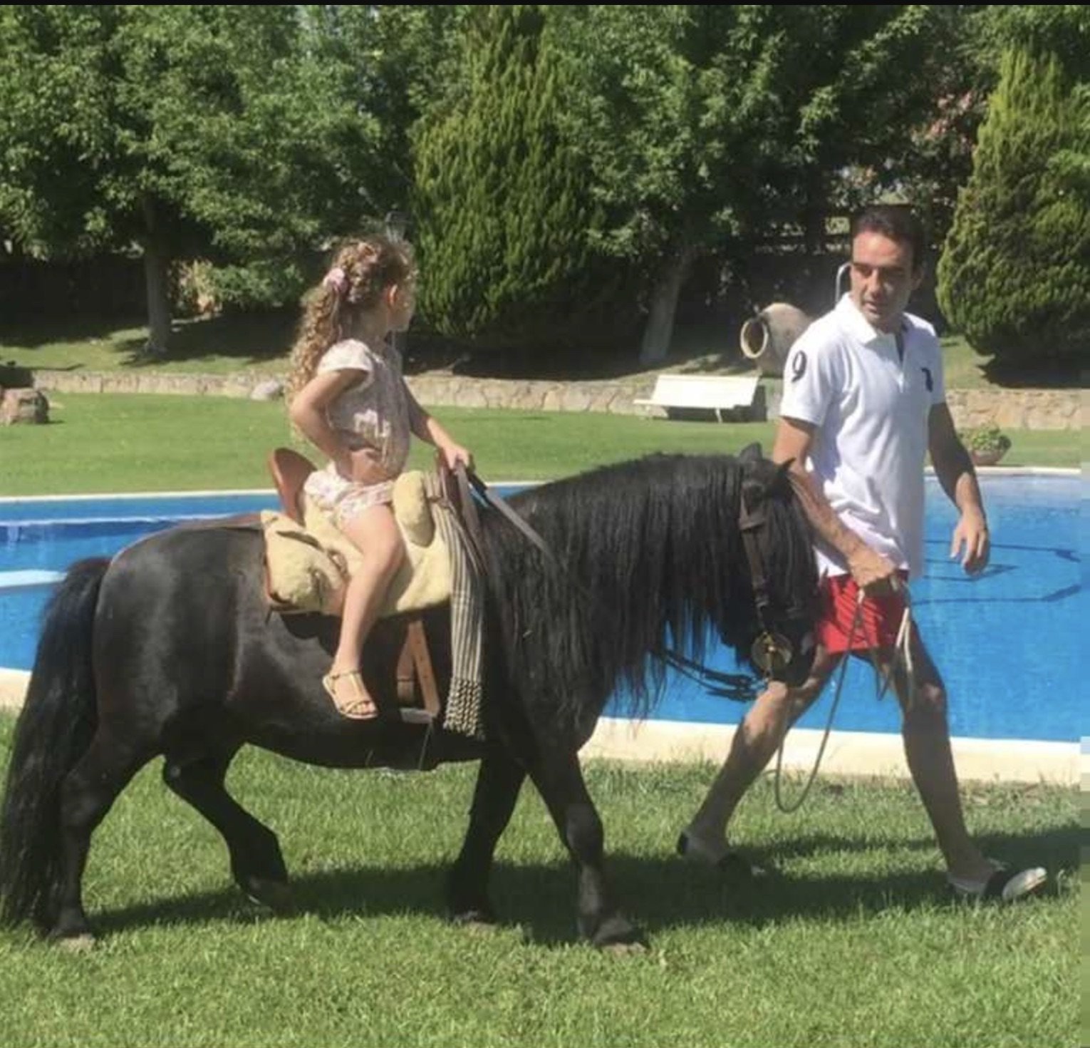 Una imagen de Enrique Ponce junto a la piscina.