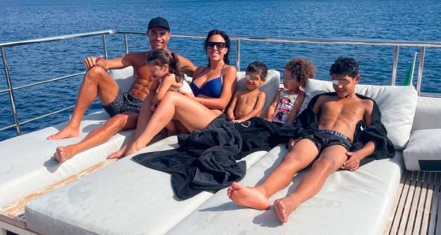Cristiano Ronaldo y su familia, durante sus idílicas vacaciones. 