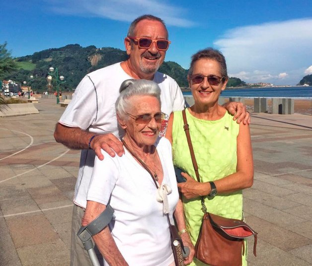 El cocinero, de 73 años, con su madre, Pepi, que murió el año pasado, y su hermana Loinaz.