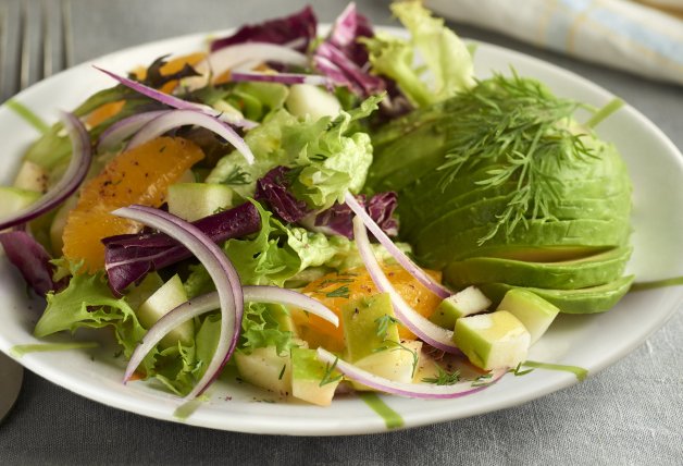 Ensalada de aguacate con naranja, manzana y eneldo.