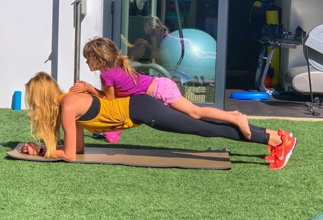 El gimnasio de la casa también tiene acceso a los exteriores.