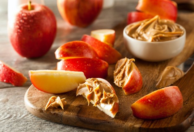 La mantequilla de cacahuete es un perfecto snack que puedes comer con frutas, avena, yogur...