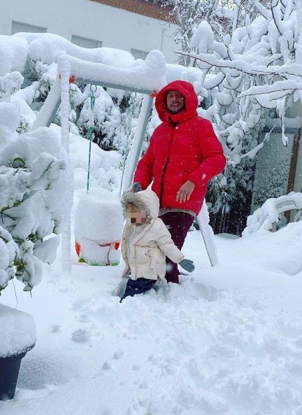 El cantante con su hija, disfrutando de la nieve.