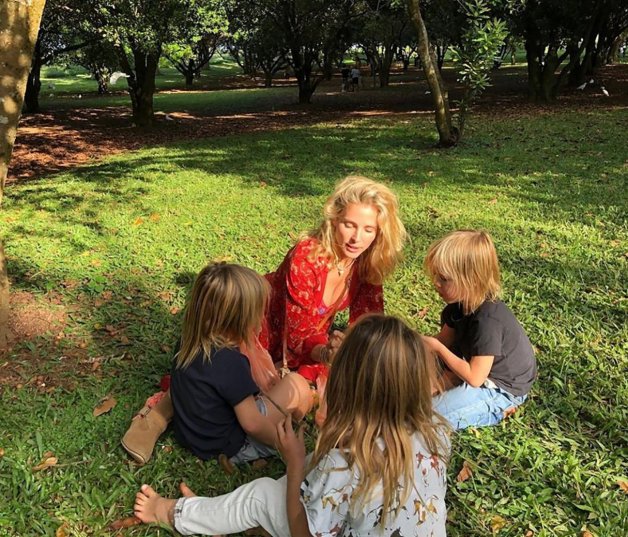 Elsa, muy natural y chic con India Rose, Tristan y Sasha.