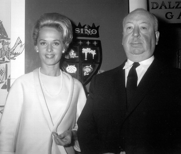  Hedren con Hitchcock durante la promoción de "Los pájaros".