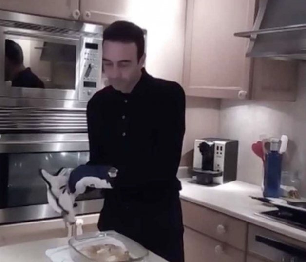 Enrique Ponce, presumiendo de su gran cocina.