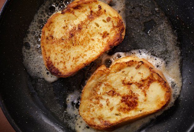 La temperatura a la hora de freír las torrijas es fundamental.