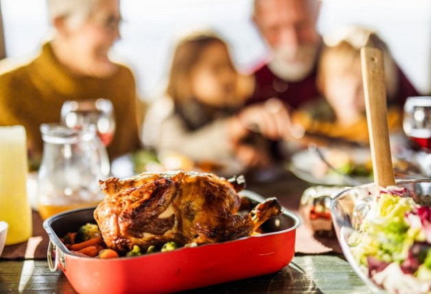 Deja reposar en el horno y unos minutos fuera antes de disfrutar de un pollo jugoso