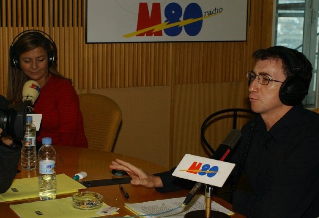 Pablo Motos y su pareja, Laura Llopis, en su época en M80.