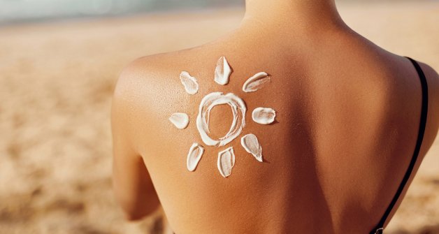 El uso de la crema solar antes de exponerte al sol es fundamental para conservar un bronceado duradero.